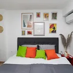 11 Steps\' Lovely Studio In The Center